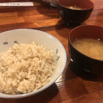 キッチンパパ - ごはんと味噌汁。
      ごはんは白米と玄米から選べます。
      もちろん玄米！