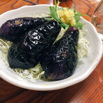 Masudaya - 揚げナス。キャベツ千切りに乗せられて。しょうゆで食べる