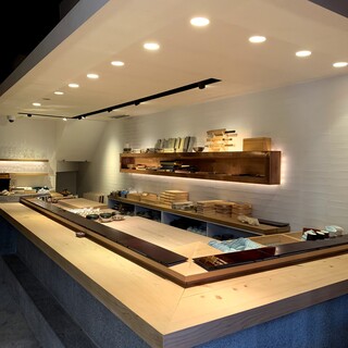 白木とバックの銅板が特徴的。
                                          板前との距離も近く愉しめる空間。お1人様も気軽に。