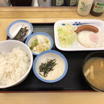 松屋 - ソーセージエッグ定食410円選べる小鉢はとろろ。