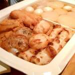 鯛屋商店 - お店前の立ち飲みワインバーの、おでんにも鯛屋さんの練り物