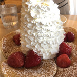 エッグスンシングス - ストロベリー、ホイップクリームとマカダミアナッツのパンケーキ。薄めのパンケーキなので2人や3人で丁度良いボリュームです。ホイップも軽いので量の割にはぺろっといけます。