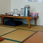 やま - 小上がりのセルフコーナー