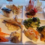 SUPREME - 前菜。ブロッコリーのマリネと奥のエビのカクテルサラダと〆鯖の押し寿司が美味しかった。