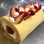 ふわっふわっ巻きたてロールケーキ - 夏苺がふんだんにもった盛ったロールケーキ（季節限定）