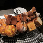 レストラン バカール - 発酵バターを使ったブリオッシュと本日のブレッドバスケット