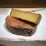 にい留 - 薩摩芋（シルクスイート）・・丁寧に時間をかけて揚げられ、最後は高温で甘味を引き出されていました。 上部は蜜のような感じになり、薩摩芋の旨みが凝縮した品。