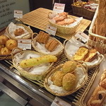PAiN au TRADITIONNEL - うまそうなパンが並んでます