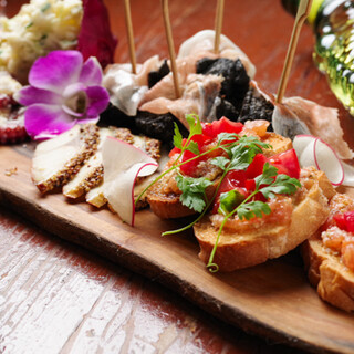 和洋中を学んだベテランシェフによる多彩なお料理をお届けします