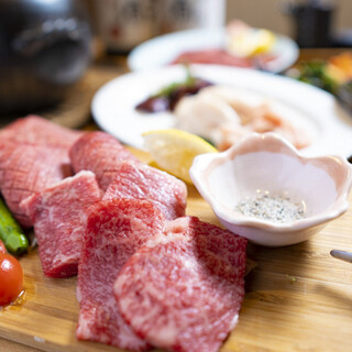 Uses carefully selected "Japanese black hair". Fine-grained meat and elegant flavor◎