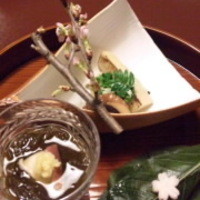 東京 芝 とうふ屋うかい - 焼筍と菜の花、桜寿司、赤貝もずく