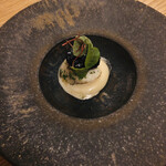 エル・バウ・デコラシオン - 芽セロリの香りと微かな苦味。ジューシーな帆立と黒豆という斬新さ！