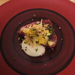 エル・バウ・デコラシオン - 赤いお皿に、本鮪の赤とカリフラワーの白、オレンジカリフラワーの黄色のコントラストが美しい♡