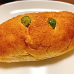 中路ベーカリー - えんどう豆塩パン