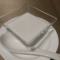 倶楽湾 - 杏仁豆腐。トロトロで美味しい。
