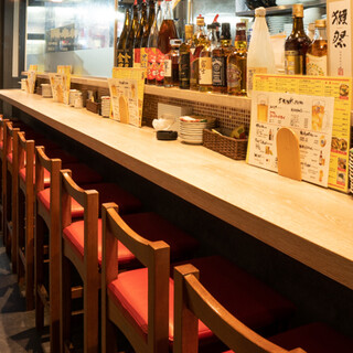 スタッフとの会話も楽しめるカウンター席が人気！手際よい店主の腕を特等席で！