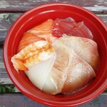 海鮮丼ジャイキリ - 赤と白の海鮮丼。これ、漬け丼ですよね？ね？　違ったらごめんなさい。