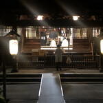 Kure Take - 近くの神社。夜の十時前なのに祈祷されておりました