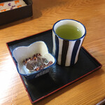 田舎うどんかあちゃん - お茶とチョコを出してくれました。