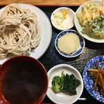 Inaka Udon Kaachan - うどんセットの登場です。モツ煮セットはうどんの量が少し減る代わりにモツ煮とご飯が付きます。