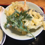 田舎うどんかあちゃん - 若い方には少ないかな？野菜の天ぷら。うどんの付け汁に浸けていただきます。