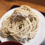 田舎うどんかあちゃん - 茹で置きの表面が乾いた麺です。
