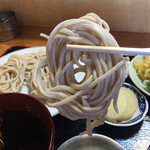 田舎うどんかあちゃん - 一塊を箸で摘んで