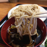 田舎うどんかあちゃん - 少し浸し、ほぐしてからいただきます。麺が乾いているので、付け汁が薄まりません！