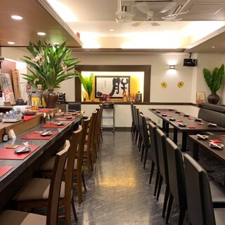 黒を基調とした高級感あふれる店内◆接待から小宴会まで対応