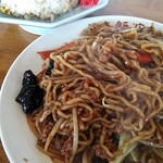 中華料理 栄来飯店 - 黒味噌焼きそば&半チャーハン