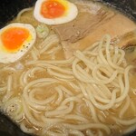 麺屋 黒琥 〜KUROKO〜 - とんこつ醤油ラーメン（麺アップ）