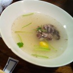 万亀 - スープ。冷めると凝固するくらいコラーゲンたっぷりなんだとか