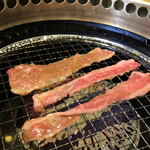 焼にく 和牛食堂 - 常陸牛カルビ。こちら甘辛タレがもうついていてご飯が欲しくなる！ろーすにくらべると柔らかめです！