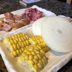 焼にく 和牛食堂 - 取り放題の焼き野菜と取り放題のお肉。鶏肉がとてもおすすめ！プリッともも肉美味しいです！