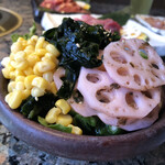 焼にく 和牛食堂 - サラダてんこ盛り！梅だれ味のレンコン美味しかったです！この前は無かった！