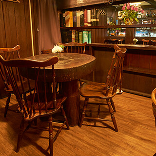 "Please enjoy your time in a stylish interior with a retro atmosphere."