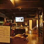炭焼 次男坊 - 入ってすぐの店内の様子