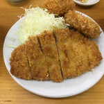 とんかつ 山さき - 手前からロースかつ、メンチかつ、ポテトコロッケ