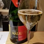 馳走 啐啄一十  - お酒①エルヴェ・マルロー・エクストラ・ブリット(シャンパーニュ、フランス) 
      葡萄品種:シャルドネ50%、ピノ・ノワール35%、ピノ・ムニエ15%