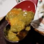 馳走 啐啄一十  - (05)毛蟹の蟹味噌(北海道オホーツク海産)&蝦夷馬糞雲丹(北海道厚岸産)
      蟹味噌の甘いほろ苦さに蝦夷馬糞雲丹の甘さの強い旨み&微かな雑味が重なりあい豊潤な味わいに。