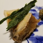 馳走 啐啄一十  - (06)煮蝦夷鮑(北海道噴火湾産)、あおさ載せ
      産卵期は夏～秋、旬は春～初夏、黒鮑の北方亜種
      今の時期の黒鮑は良くないので蝦夷鮑
      90℃で6時間煮てあり軟らかく程好い弾力としっかりした旨みが楽しめます