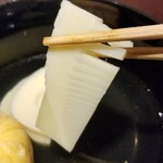 馳走 啐啄一十  - (08)朝掘り筍(鹿児島県阿久根産)、車海老(熊本県天草産)の真薯、うるい、利尻昆布と鮪節の出汁のお椀
      朝掘り筍はお出汁に温められて優しい香りが拡がります。
      穏やかな旨みについ笑顔になってしまいます。