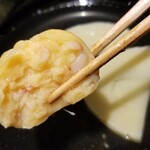 馳走 啐啄一十  - (08)朝掘り筍(鹿児島県阿久根産)、車海老(熊本県天草産)の真薯、うるい、利尻昆布と鮪節の出汁のお椀
      車海老の産卵期は初夏～初秋、旬は初夏～初秋。
      車海老がゴロッと入った真薯の甘さと旨みが際立ちます