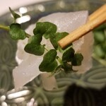 馳走 啐啄一十  - (11)鮃(広島県江田島産、3日寝かせ)
      産卵期は春～初夏、旬は秋～晩冬。
      旬真っ只中なので脂のりは抜群！
      旨みと甘みがしっかりと感じられます。
      山葵の代わりに｢ていれぎ｣を合わせました。