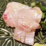 馳走 啐啄一十  - (12)炙り白甘鯛(熊本県天草産、4日寝かせ)
      産卵期は夏～秋、旬は冬～春
      上品な脂が炙りにより活性化して甘さが増しています。
      軟らかいですがダレてなく、モチモチ感があり素晴らしい食感です。