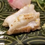 馳走 啐啄一十  - (13)炙り鮃縁側(広島県江田島産、3日寝かせ)
      産卵期は春～初夏、旬は秋～晩冬。
      脂のりが凄い！
      炙られて脂が活性化して旨みがドン！と押し寄せます。
      シットリしていながら、プルッとした弾力も楽しい♪