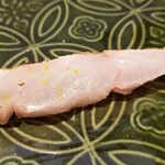 馳走 啐啄一十  - (14)炙り赤鯥(山形県庄内産、雄)
      産卵期は初夏～初秋、旬は晩秋～晩冬。
      皮付きの赤鯥を炙り、脂を活性化させてあります
      火の通った皮下とレアな部分まで美味しさのグラデーションが楽しめました