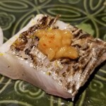 馳走 啐啄一十  - (16)炙り太刀魚(熊本県天草産)、あけがらし載せ
      産卵期は海水温により春～秋、旬はほぼ通年ですが、個人的は冬が一番美味しい。
      炙って豊潤な香りと脂を活性化させた旨みを堪能。