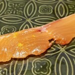 馳走 啐啄一十  - (17)桜鱒(北海道南茅部産)
      川で生存競争に負けた山女魚が海に下り、2~4年ほど寒い北太平洋を回遊して生まれた川へ戻ってきた桜鱒、脂のりと甘みが凄まじく、口腔内でトロけます。