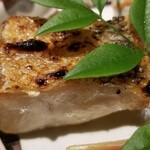 馳走 啐啄一十  - (19)炭火焼き白甘鯛(熊本県天草産)、針人参の胡麻油和え、茗荷
      炭火でじっくりと焼かれて、皮目から芳ばしさが薫り、上品な脂が活性化して甘さが増しています。
      焼いた後でもモチモチ感があります。